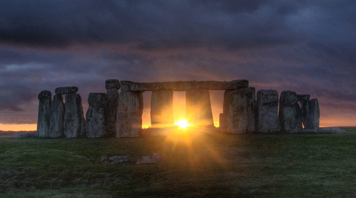 De zon die door de stenen schijnt, Stonehenge
